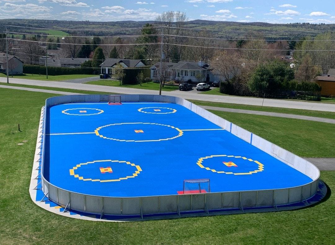 Une Surface De Dek Hockey à La Polyvalente De Disraeli - Courrier Frontenac